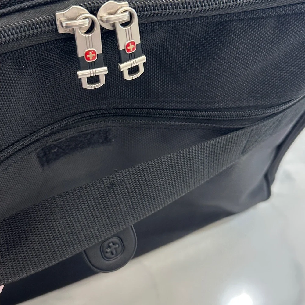 SWISS GEAR WENGER BUSINESS LAPTOP MESSENGER BAG NUMEROUS COMPARTMENTS 4 STORAGE
